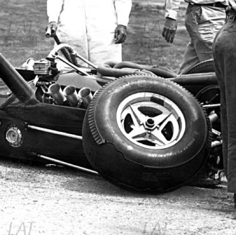 La roue à la suspension HS à cause des pneus Dunlop qui vibrait trop